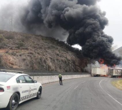 Tragedia en la carretera: dos tráileres colisionan y arden en llamas en Coahuila