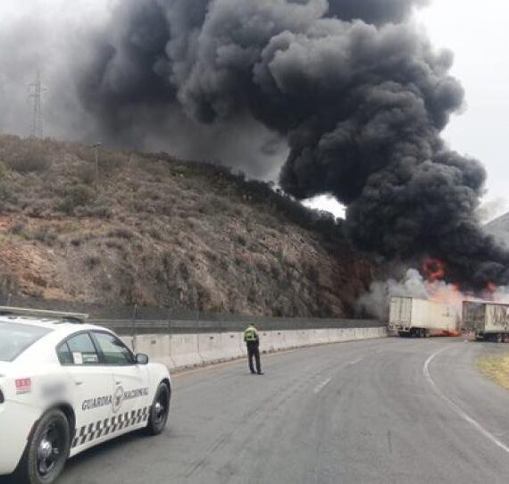 Tragedia en la carretera: dos tráileres colisionan y arden en llamas en Coahuila